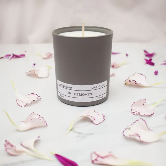 Marigold Charms In the Moment candela profumata 180 ml sandalo