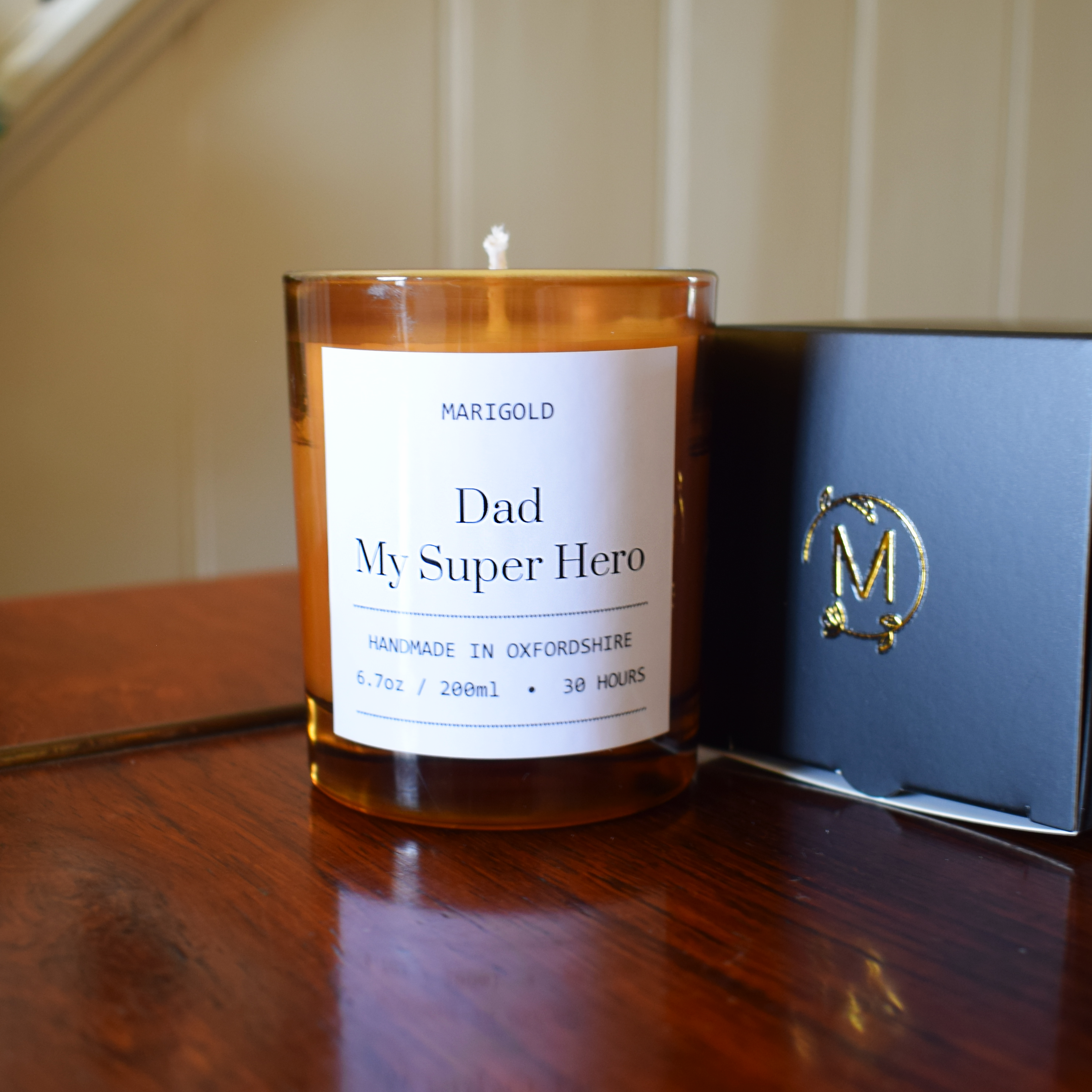 Marigold Charms Hero Dad candela profumata sandalo bergamotto