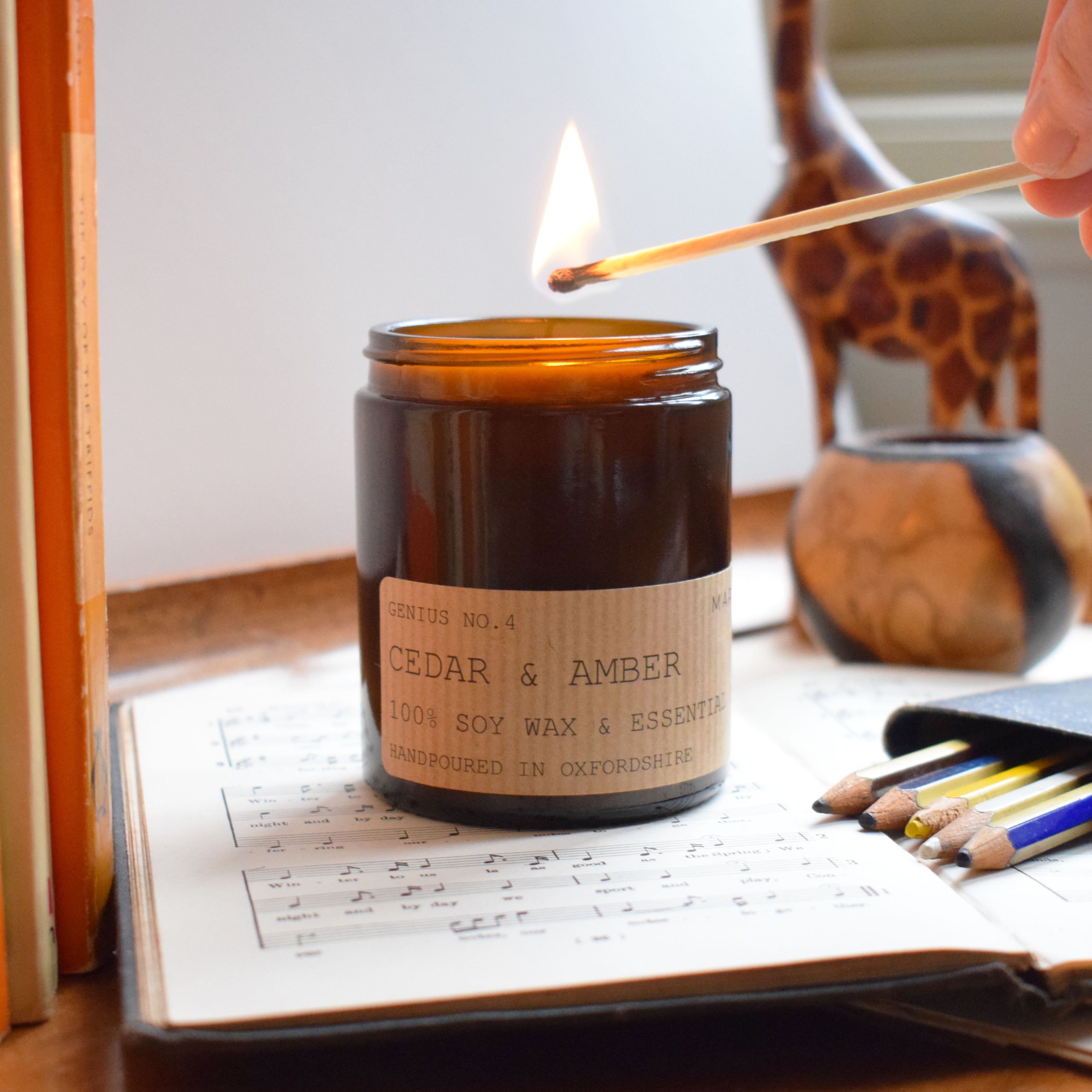 Marigold Charms Cedar Amber Eco Soy candela profumata 180ml