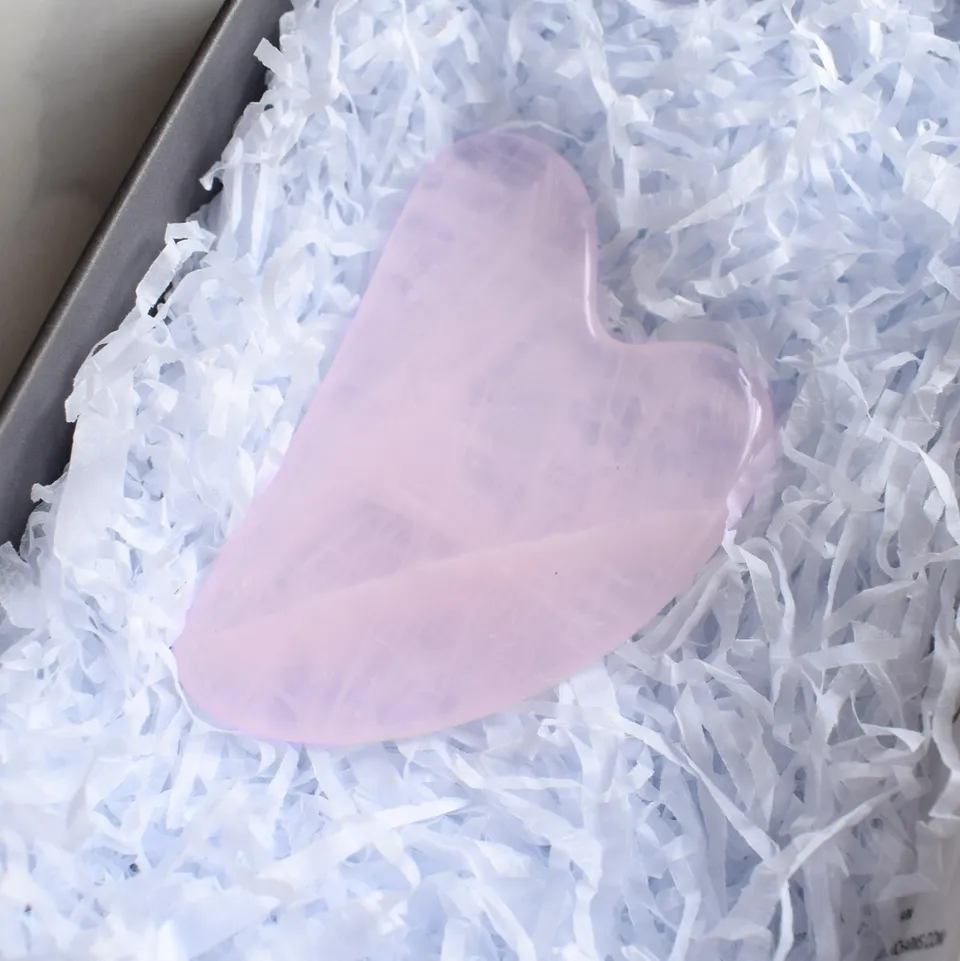 Marigold Charms pietra gua sha quarzo rosa viso levigante