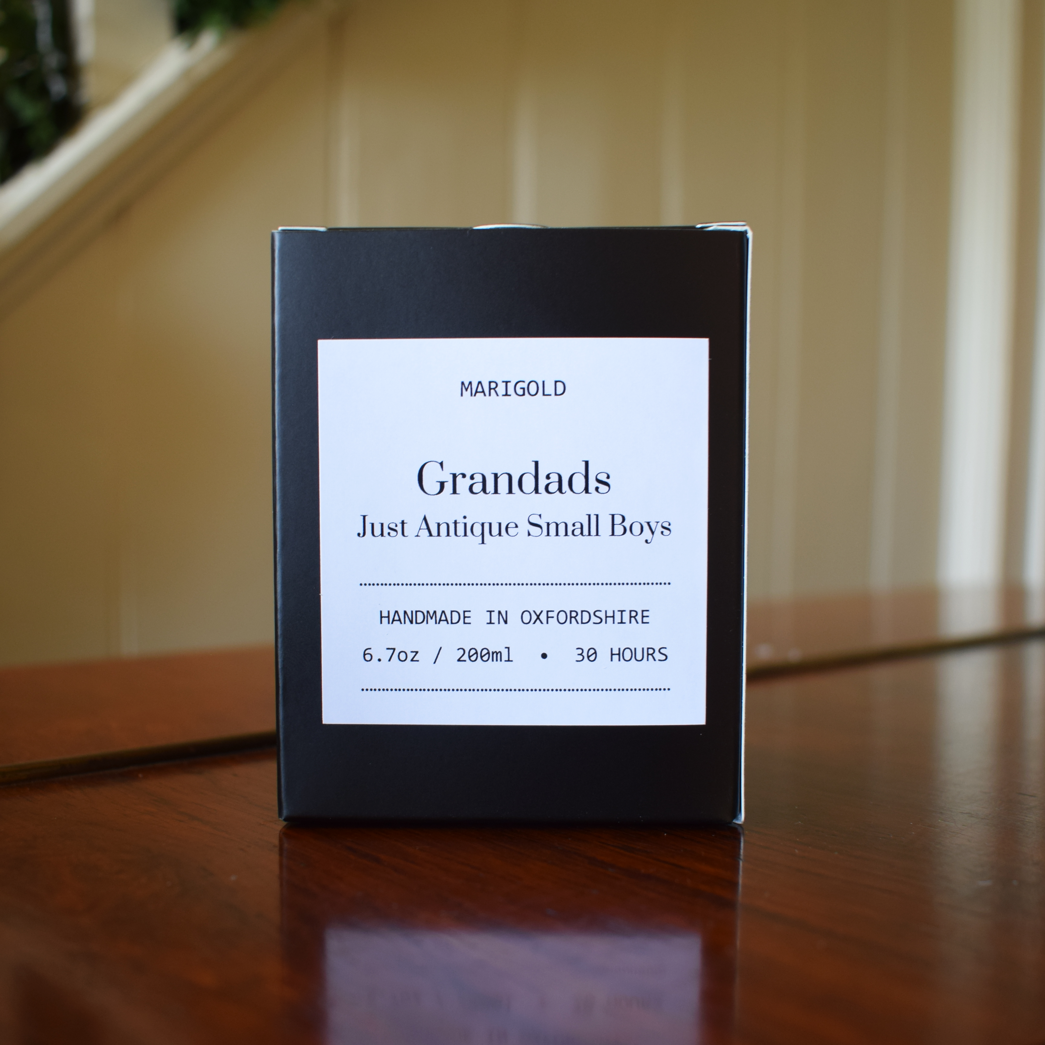 Marigold Charms Grandad candela soia 200 ml sandalwood bergamot