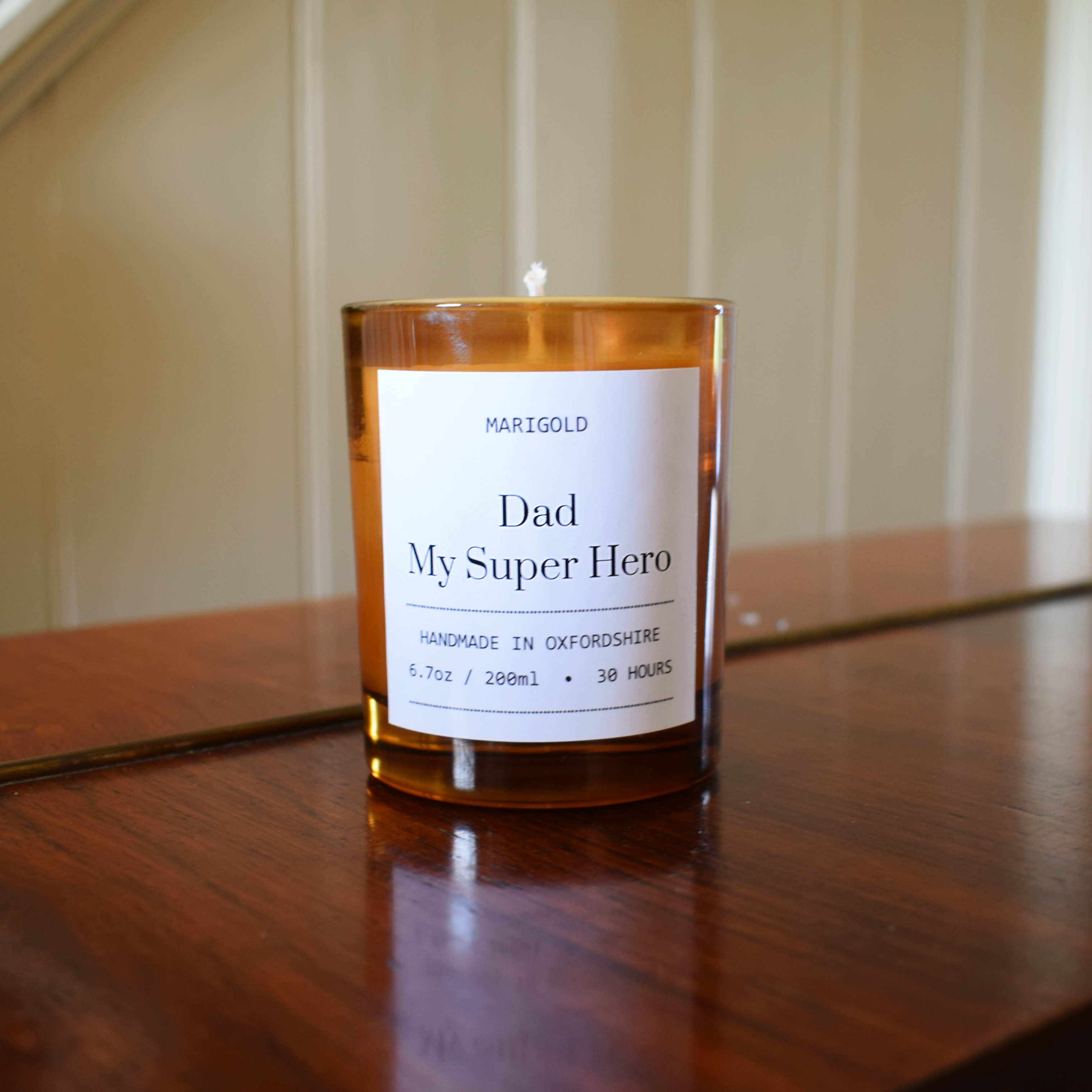 Marigold Charms Hero Dad candela profumata sandalo bergamotto