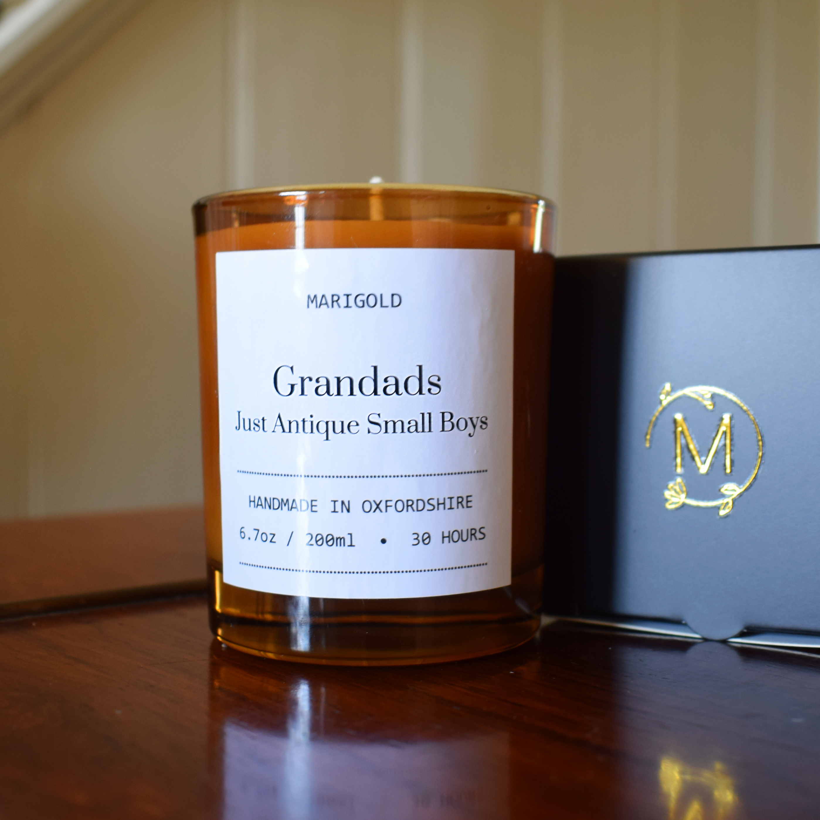 Marigold Charms Grandad candela soia 200 ml sandalwood bergamot
