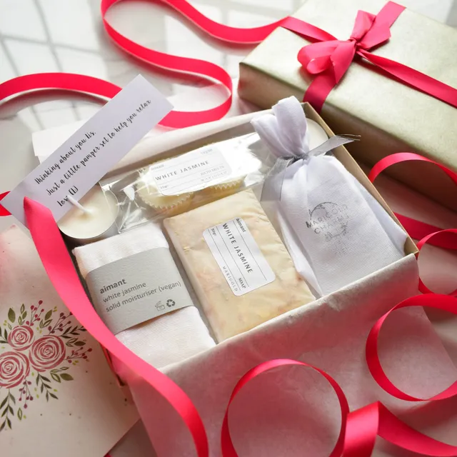 Marigold Charms Letterbox Spa Set Regalo vegano
