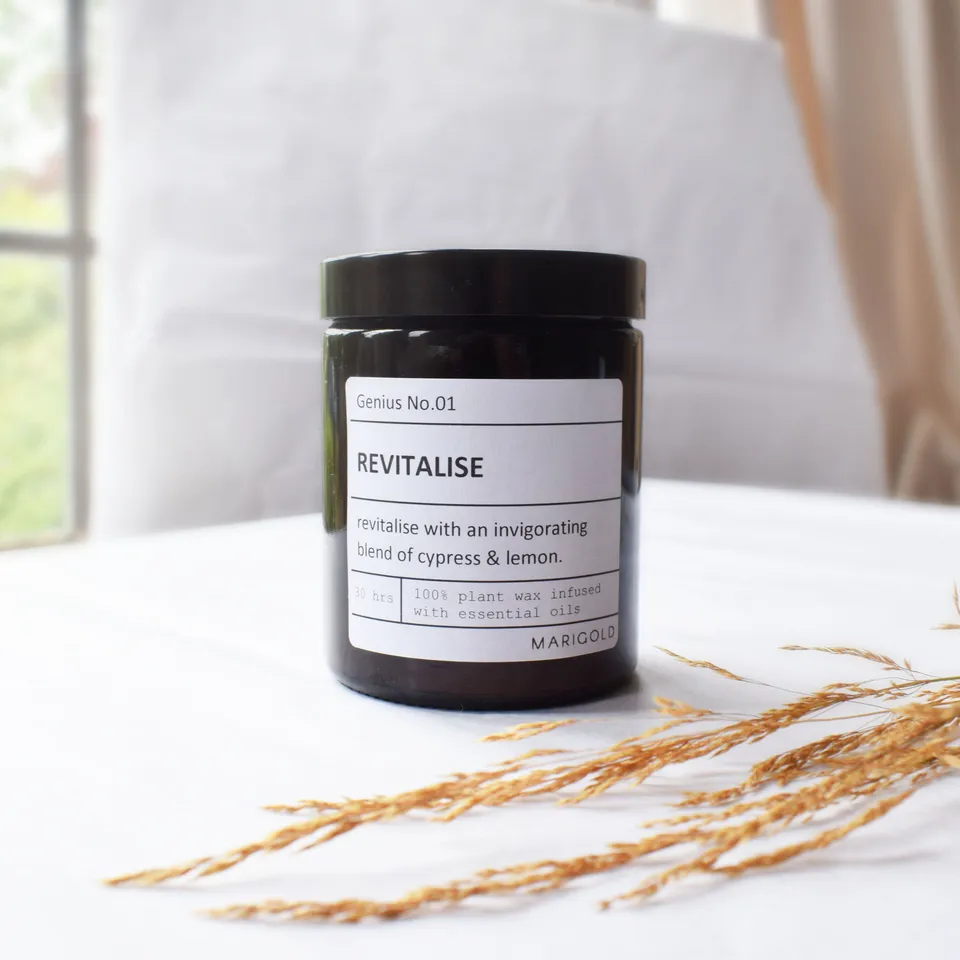 Marigold Charms Revitalise candela profumata cipresso limone 180 ml