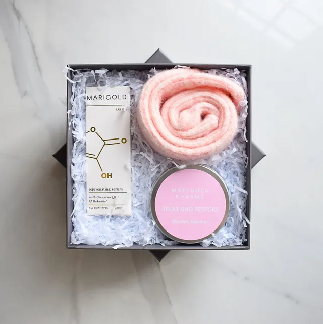 Marigold Charms Pamper Time cofanetto regalo siero viso calzini