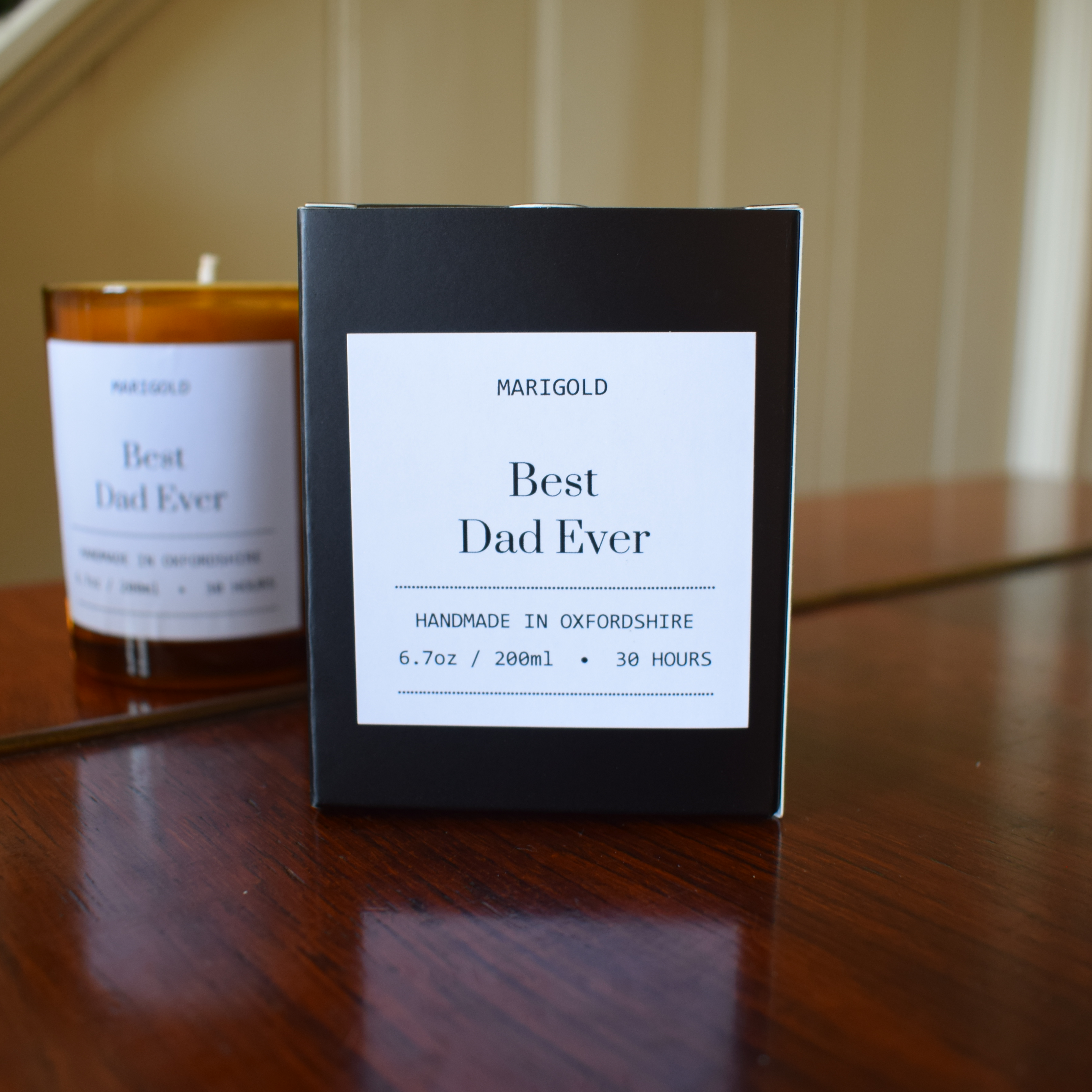 Marigold Charms Best Dad Ever candela profumata sandalo 180 ml